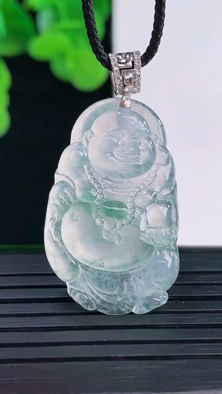 天然A货翡翠种飘花逍遥佛吊坠尺寸37.9-19-4.8重量:6.34g
4月12日