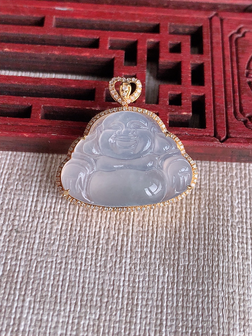 天然A货翡翠18K金伴钻镶嵌白冰白月光佛公吊坠 
尺寸24-25.2-7.7裸石16.2-22.6mm 重量3.95g 0410