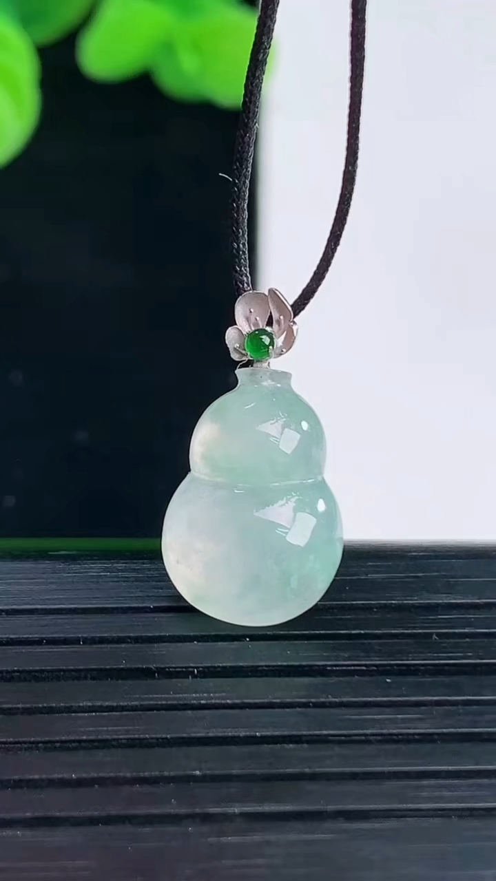 天然A货翡翠种飘花葫芦吊坠尺寸20.9-10.8-5.2重量:1.64g
4月12日