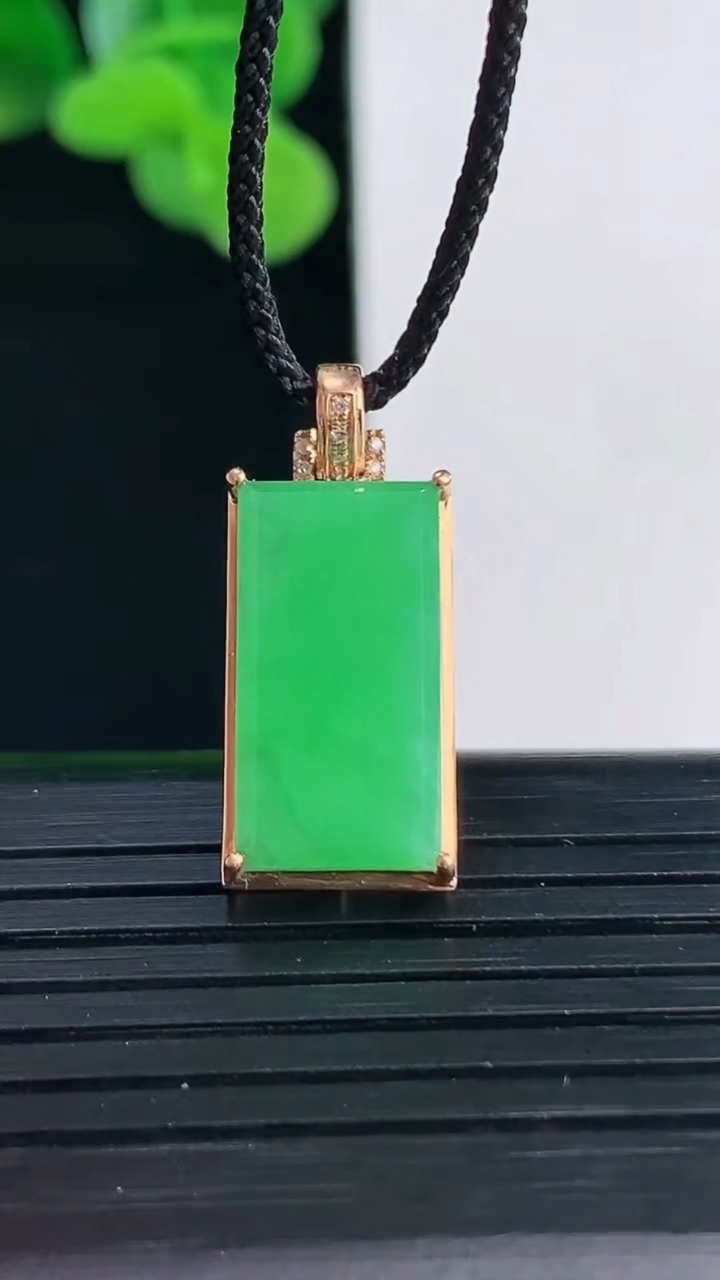 天然A货翡翠无事牌吊坠尺寸18.3-9.9-5.3重量:2.86g
4月12日