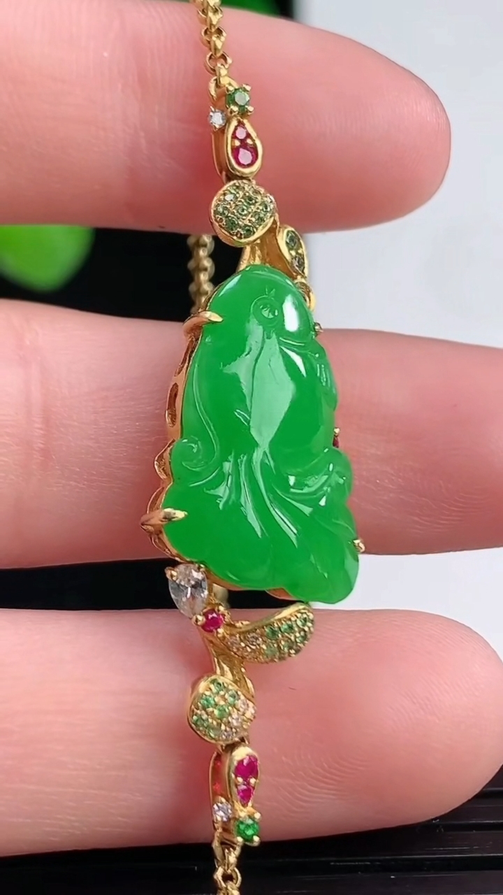 天然A货翡翠年年有余手链尺寸13.3-18.1-5.5重量:4.80g
4月12日