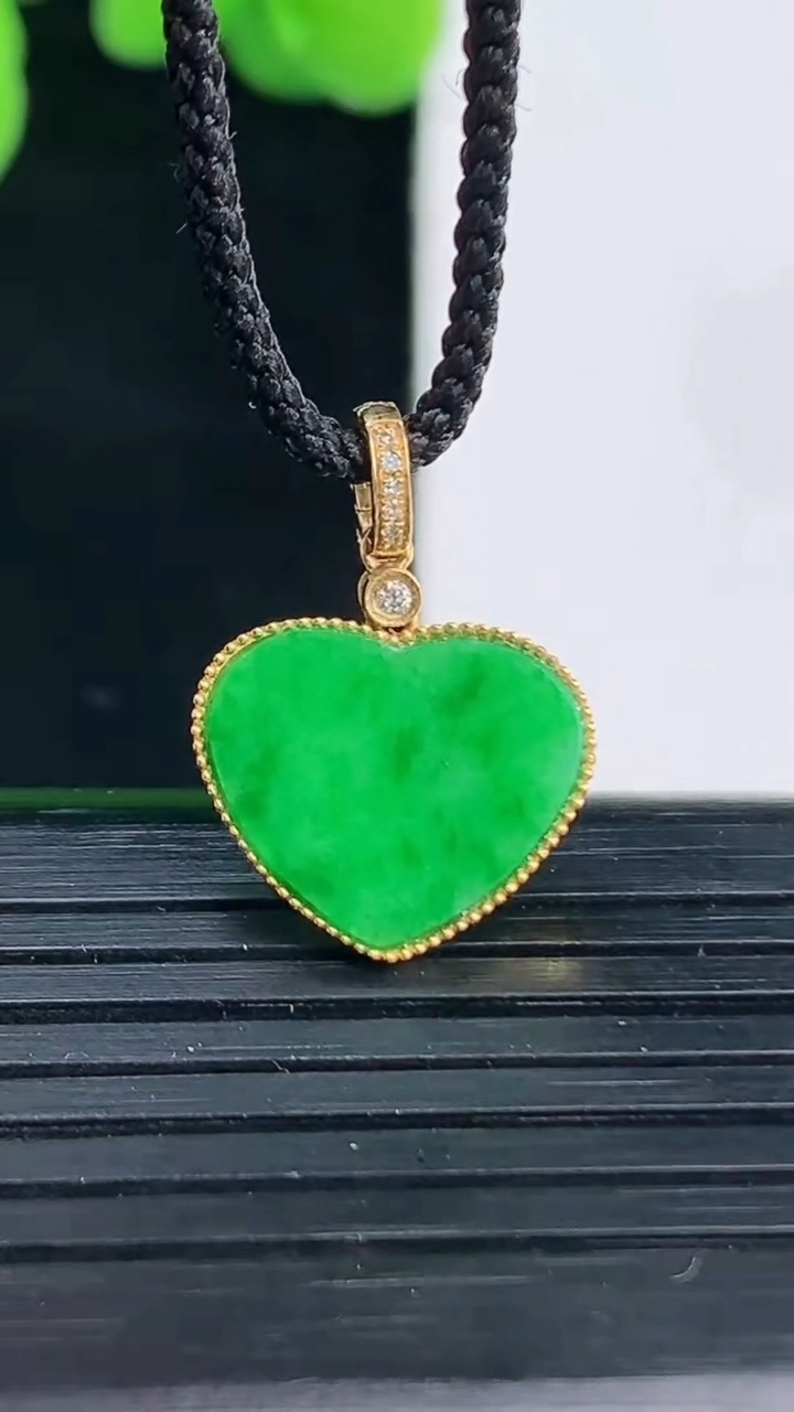 天然A货翡翠爱心吊坠尺寸11.9-13.9-2重量:1.33g
4月12日