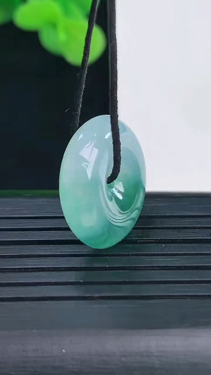 天然A货翡翠飘花平安扣吊坠尺寸17.8-5.3重量:4.00g
4月12日