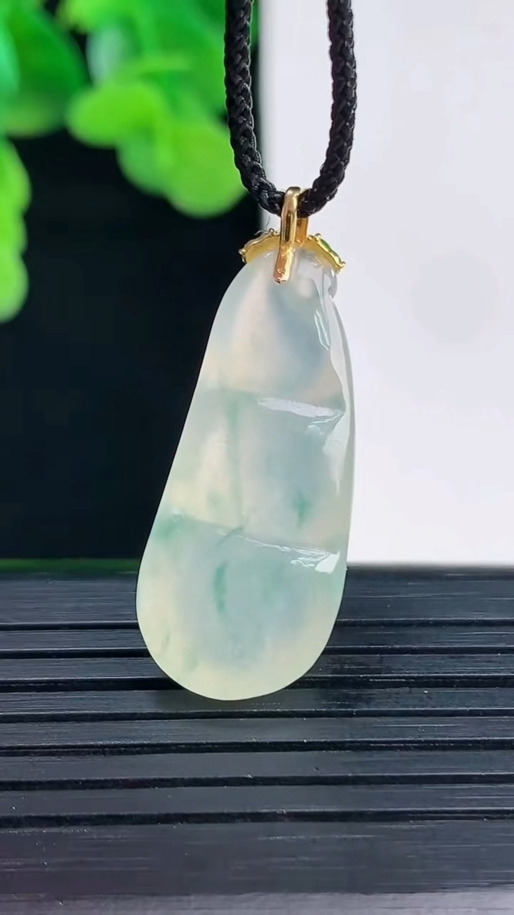 天然A货翡翠种飘花福豆吊坠尺寸33.2-12.6-6.6重量:4.35g
4月12日