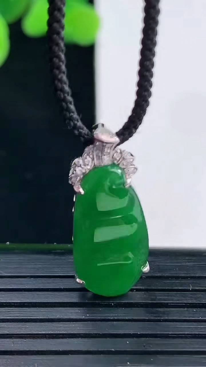 天然A货翡翠福豆吊坠尺寸26.5-10.3-4.9重量:2.17g
4月12日