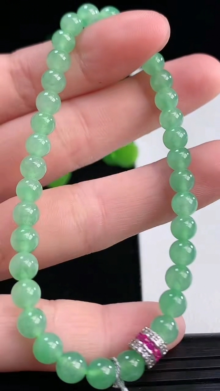 天然A货翡翠圆珠手串尺寸5.2重量:6.11g4月12日
工厂直销收藏佳品,种好水足，色泽均匀，有种有色，上手高大气！