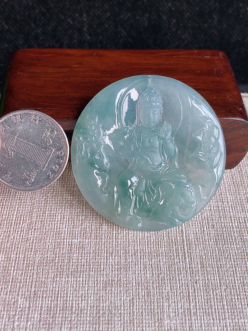 天然A货翡翠飘花一刀切普贤菩萨吊坠 
尺寸49.6-4.7mm 重量22.23g 0411