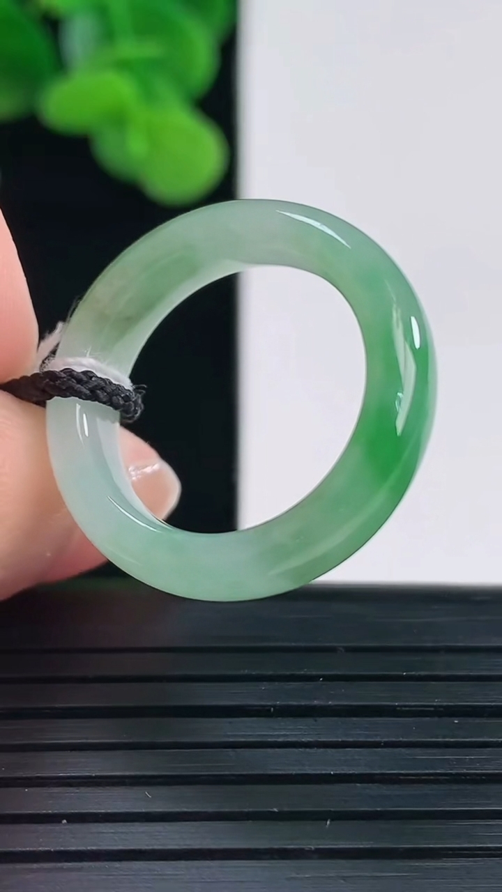 天然A货翡翠指环戒指尺寸17.7-5.5-3.5重量:3.85g2026年4月12日
工厂直销收藏佳品,种好水足，色泽均匀，有种有色，上手高大气！