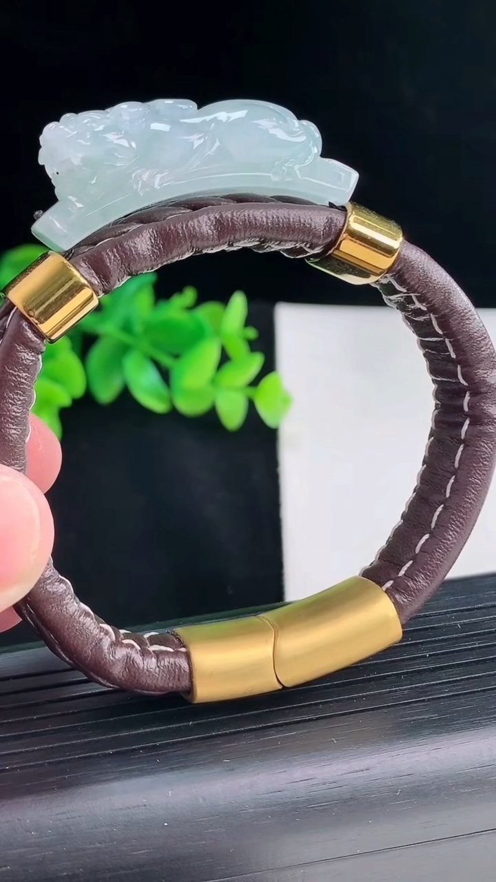 天然A货翡翠飘花貔貅手牌尺寸39-22.5-12.6重量:35.48g
4月12日