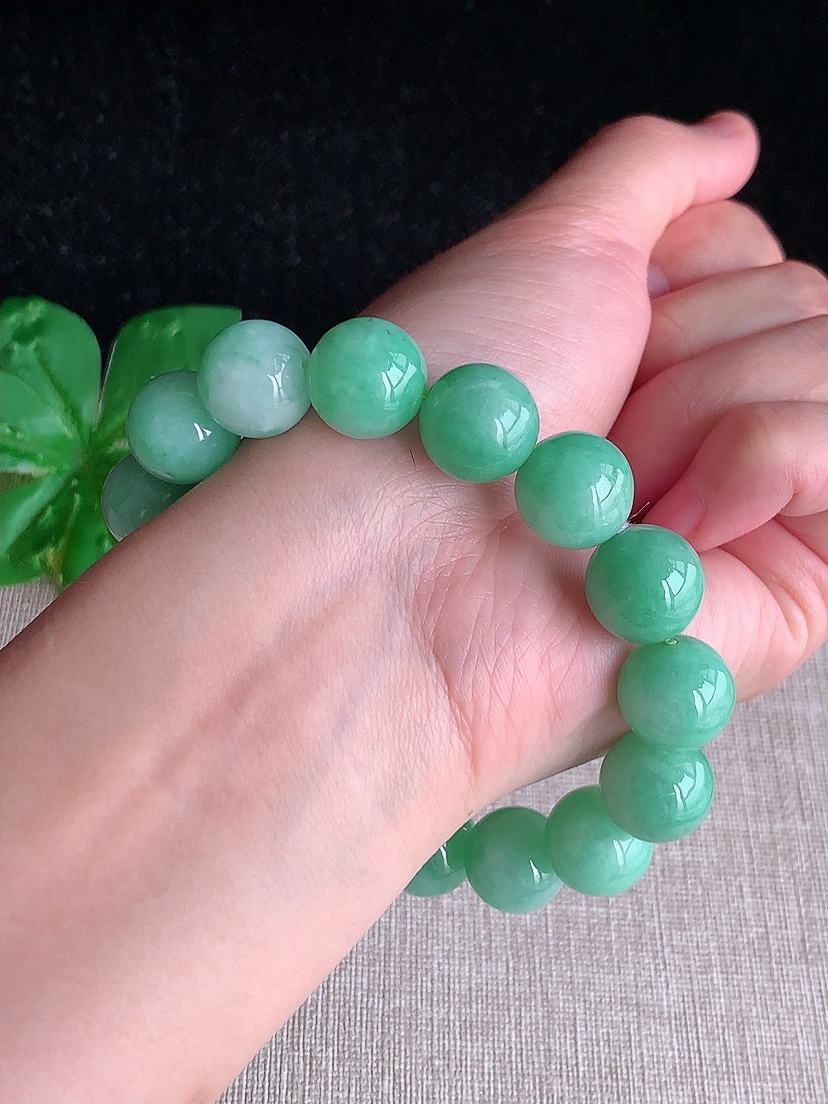 天然A货翡翠满绿圆珠佛珠手串16颗 
尺寸13.5mm 重量67.36g 0411