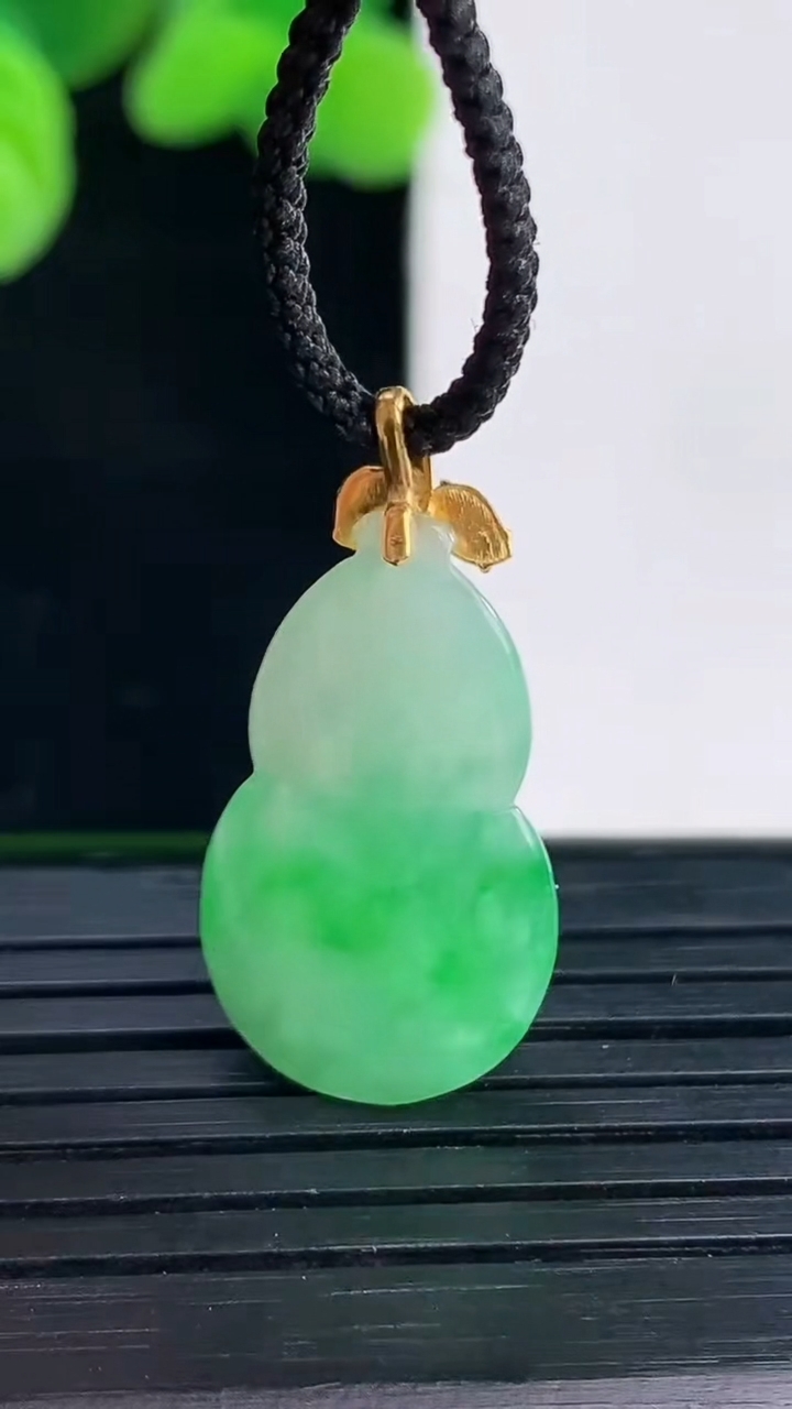 天然A货翡翠葫芦吊坠尺寸26.6-13.2-4.6重量:2.60g
4月12日