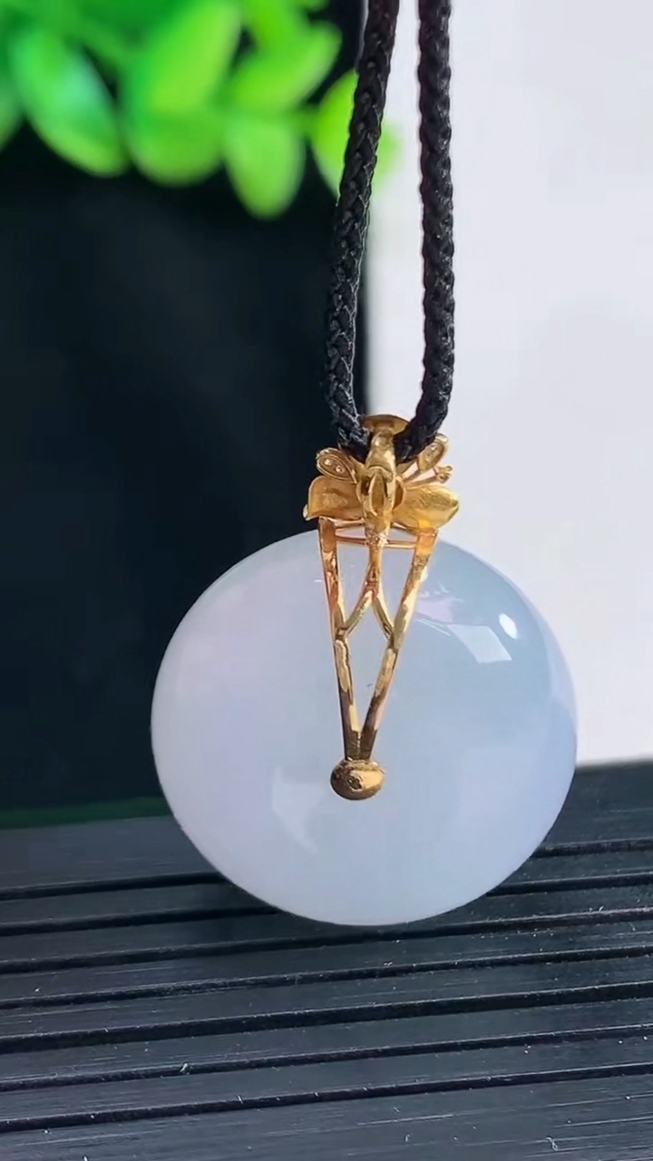 天然A货翡翠18k金春带彩 紫罗兰平安扣吊坠，尺寸22-12重量:12.33g
4月12日