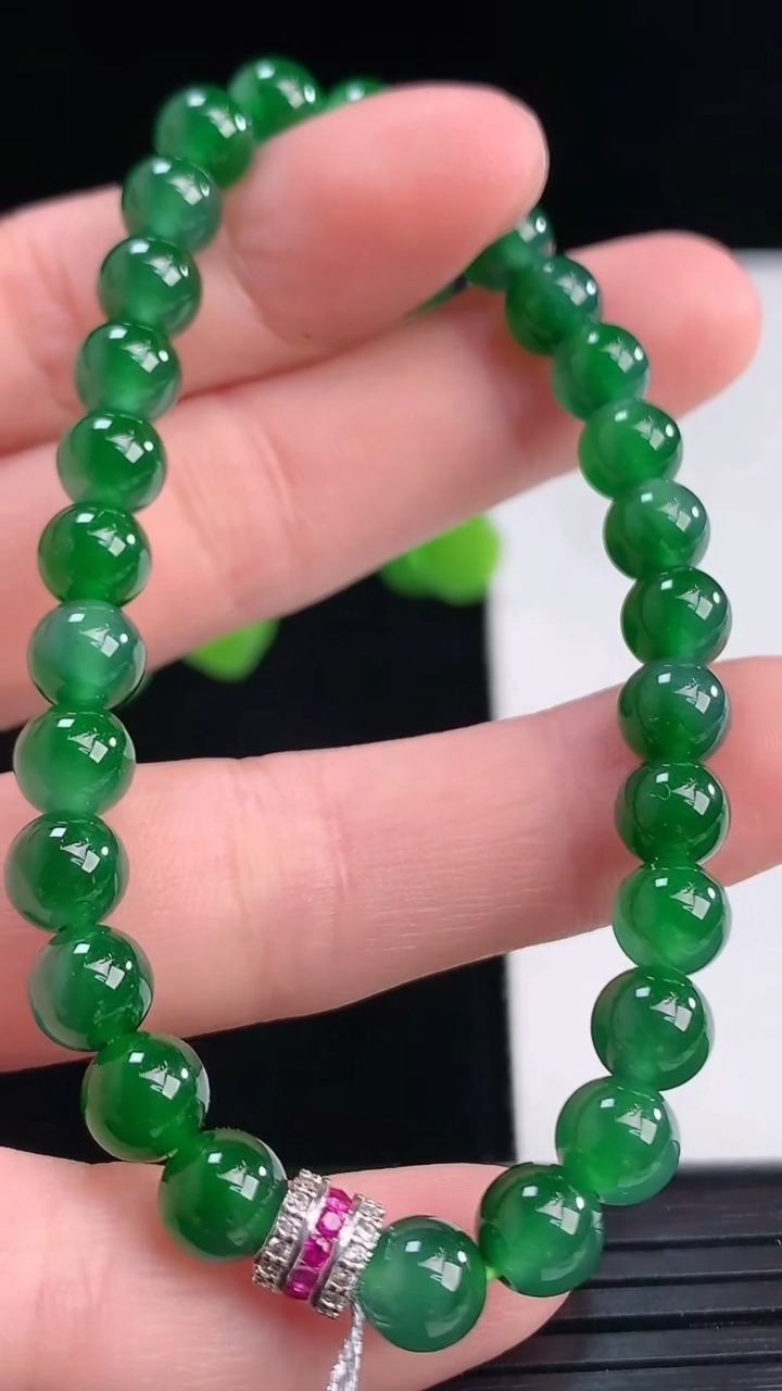 天然A货翡翠圆珠手串尺寸6.3重量:12.99g4月12日
工厂直销收藏佳品,种好水足，色泽均匀，有种有色，上手高大气！