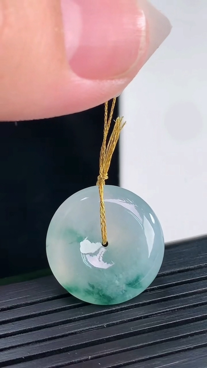 天然A货翡翠飘花平安扣吊坠，尺寸20-5.2重量:4.32g
4月12日