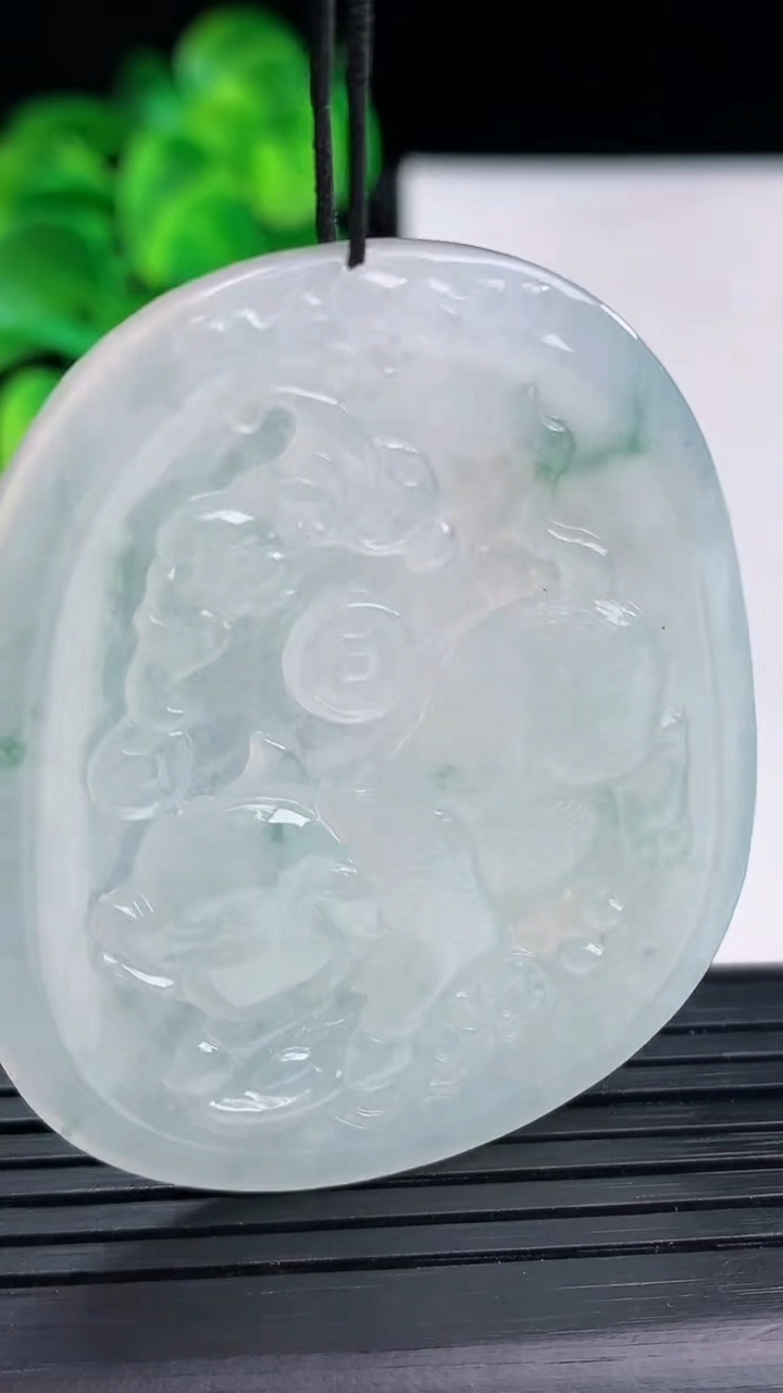 天然A货翡翠飘花生肖猪吊坠尺寸51.2-43.2-5.7重量:25.85g
4月12日