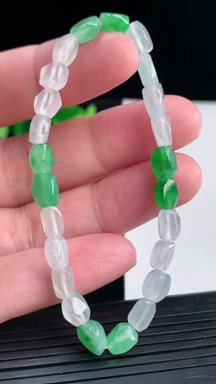 天然A货翡翠路路通手串 尺寸6.5-4.5重量:9.87g4月12日
工厂直销收藏佳品,种好水足，色泽均匀，有种有色，上手高大气！