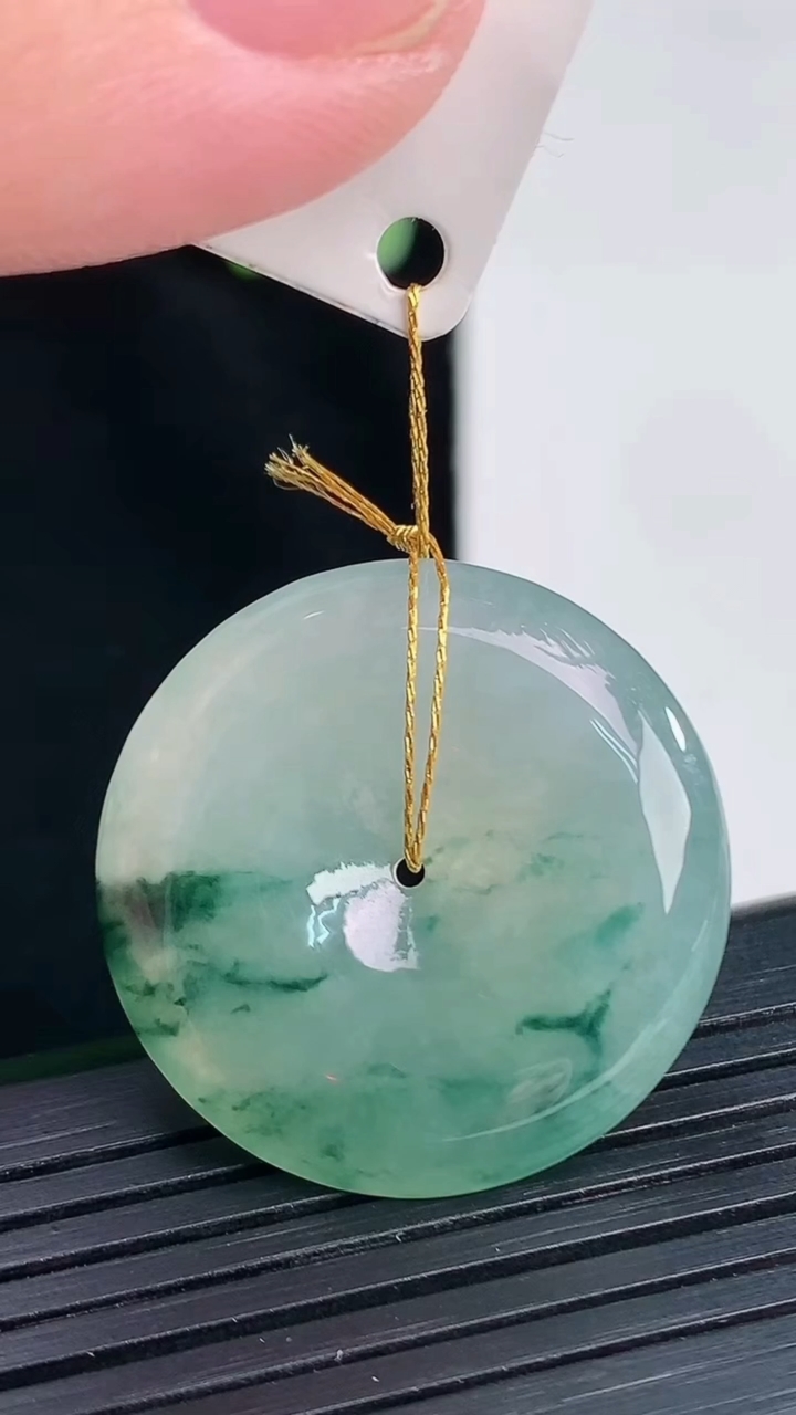 天然A货翡翠冰种飘花平安扣吊坠，尺寸28-6重量:9.66g
4月12日