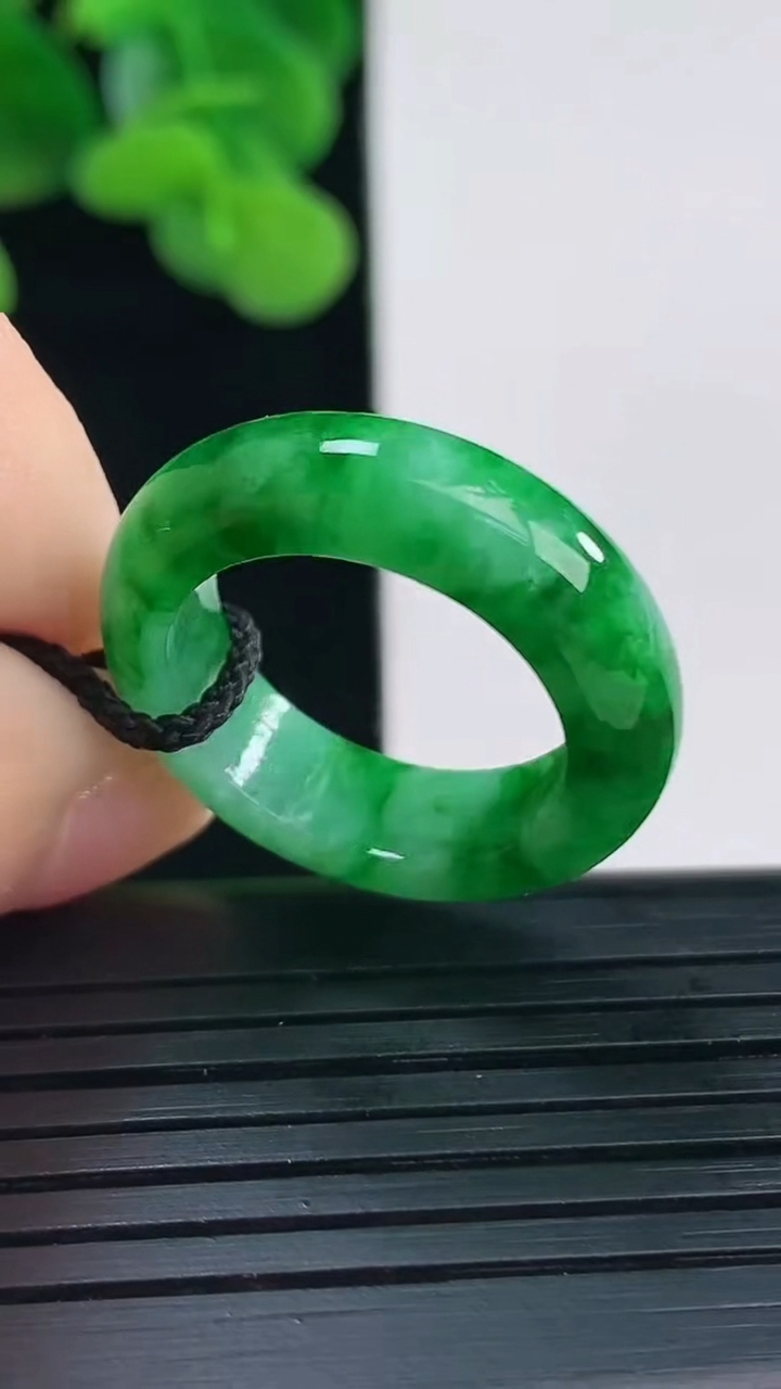 天然A货翡翠指环戒指尺寸173-6-3.6重量:4.51g2026年4月12日
工厂直销收藏佳品,种好水足，色泽均匀，有种有色，上手高大气！