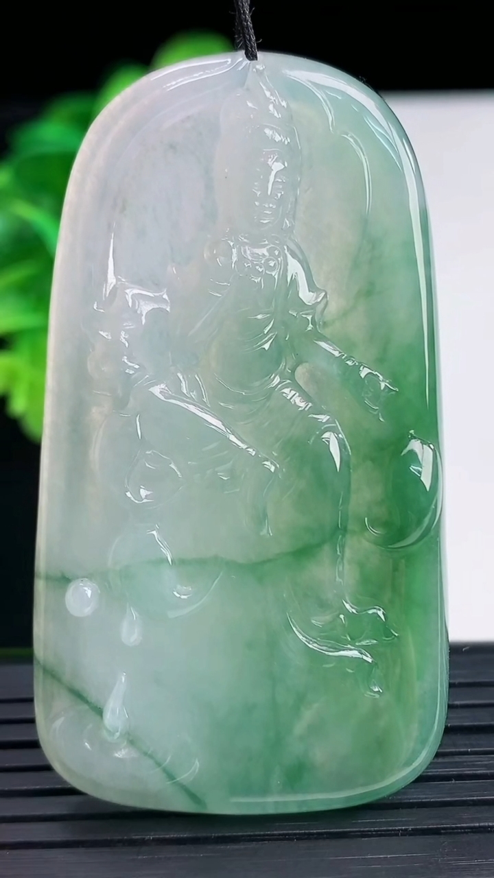 天然A货翡翠观音菩萨吊坠尺寸62.6-34.4-5.4重量:25.02g
4月12日