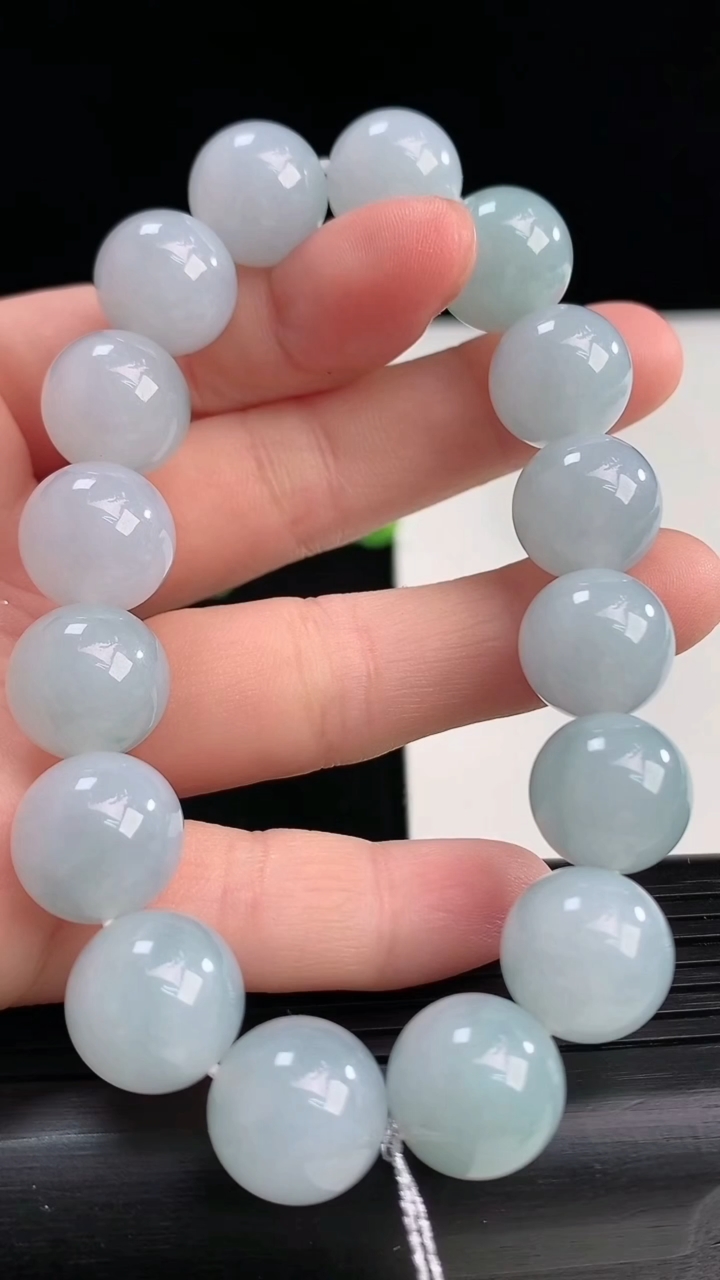 天然A货翡翠飘花圆珠手串尺寸12.7-16颗重量:56.81g4月12日
工厂直销收藏佳品,种好水足，色泽均匀，有种有色，上手高大气！