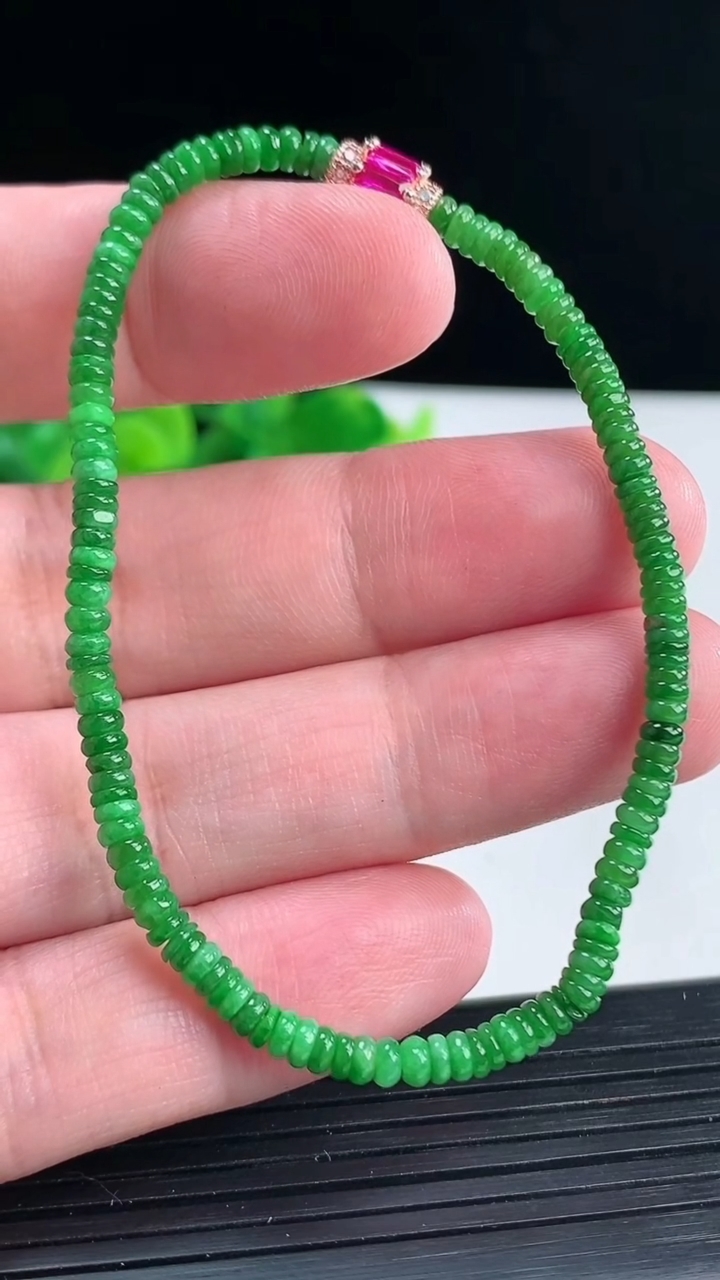 天然A货翡翠算盘珠手串 尺寸3.5重量:4.91g4月12日
工厂直销收藏佳品,种好水足，色泽均匀，有种有色，上手高大气！