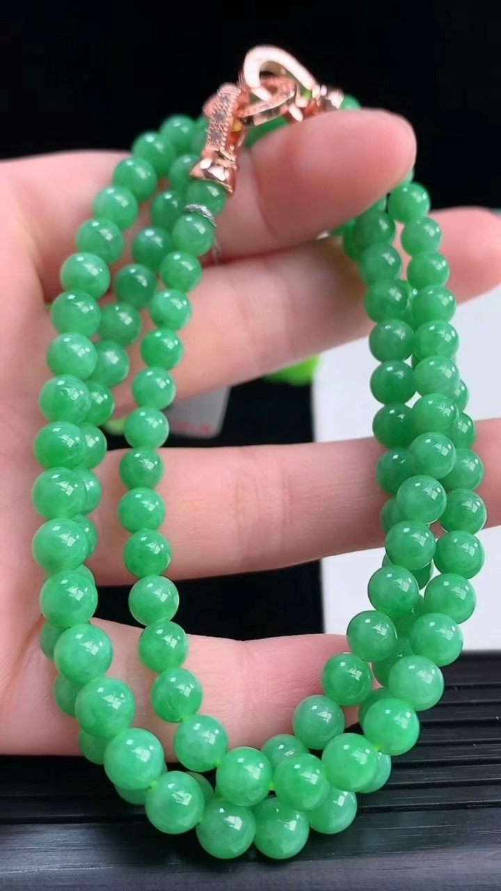 天然A货翡翠圆珠项链尺寸5.5-110颗重量:31.76g
4月12日