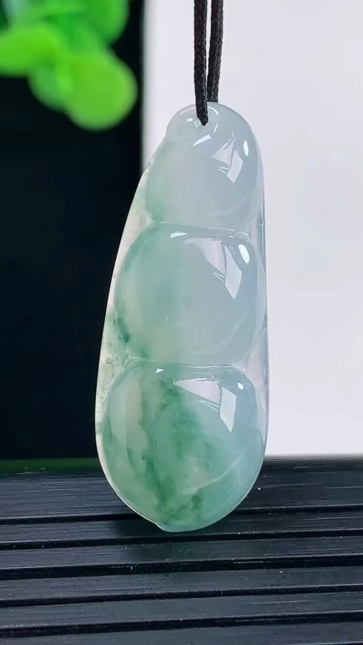 天然A货翡翠飘花福豆吊坠尺寸33.8-13.5-5.4重量:4.45g
4月12日