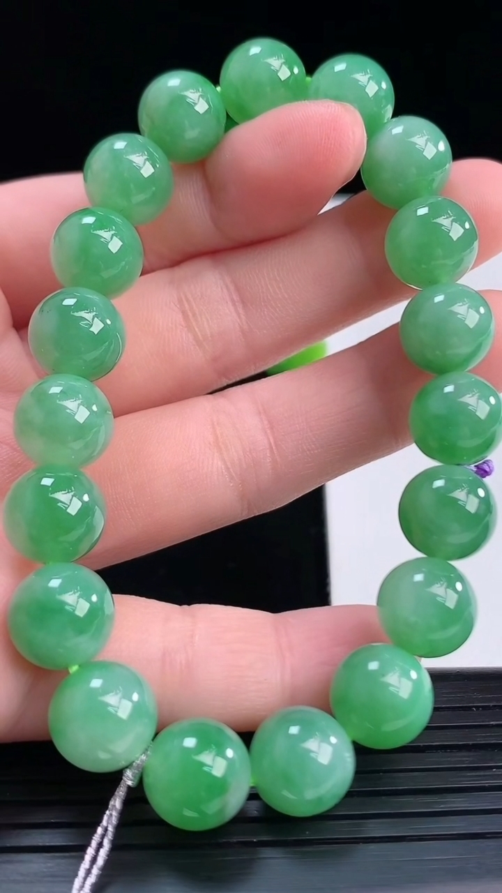 天然A货翡翠圆珠手串尺寸10-19颗重量:34.14g4月12日
工厂直销收藏佳品,种好水足，色泽均匀，有种有色，上手高大气！