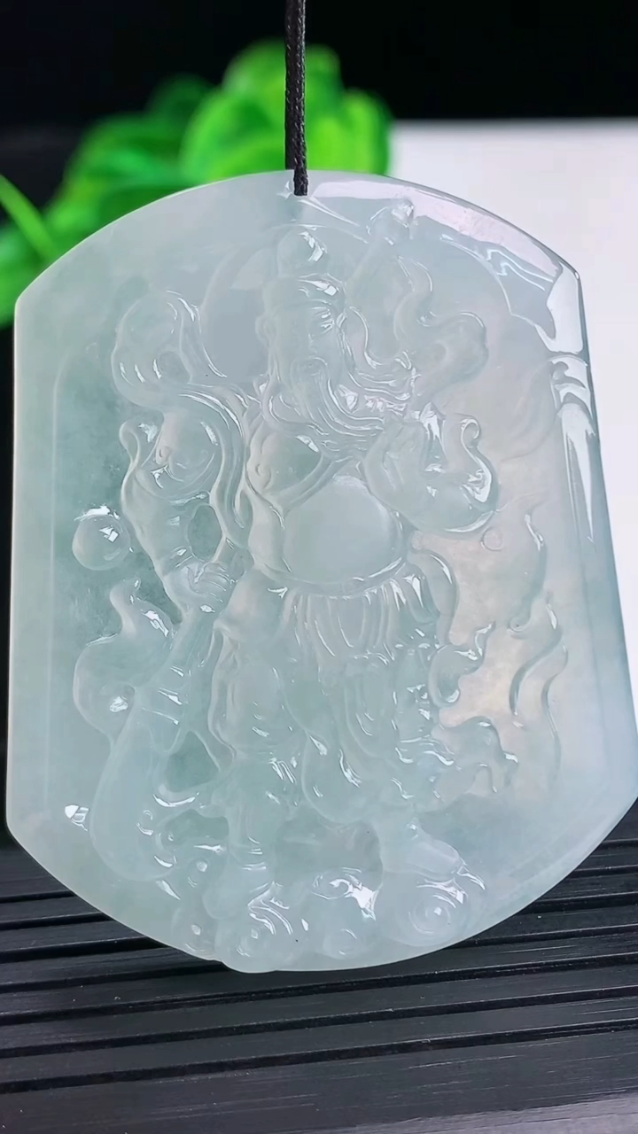 天然A货翡翠关公吊坠尺寸52.5-42.2-5.2重量:27.03g
4月12日