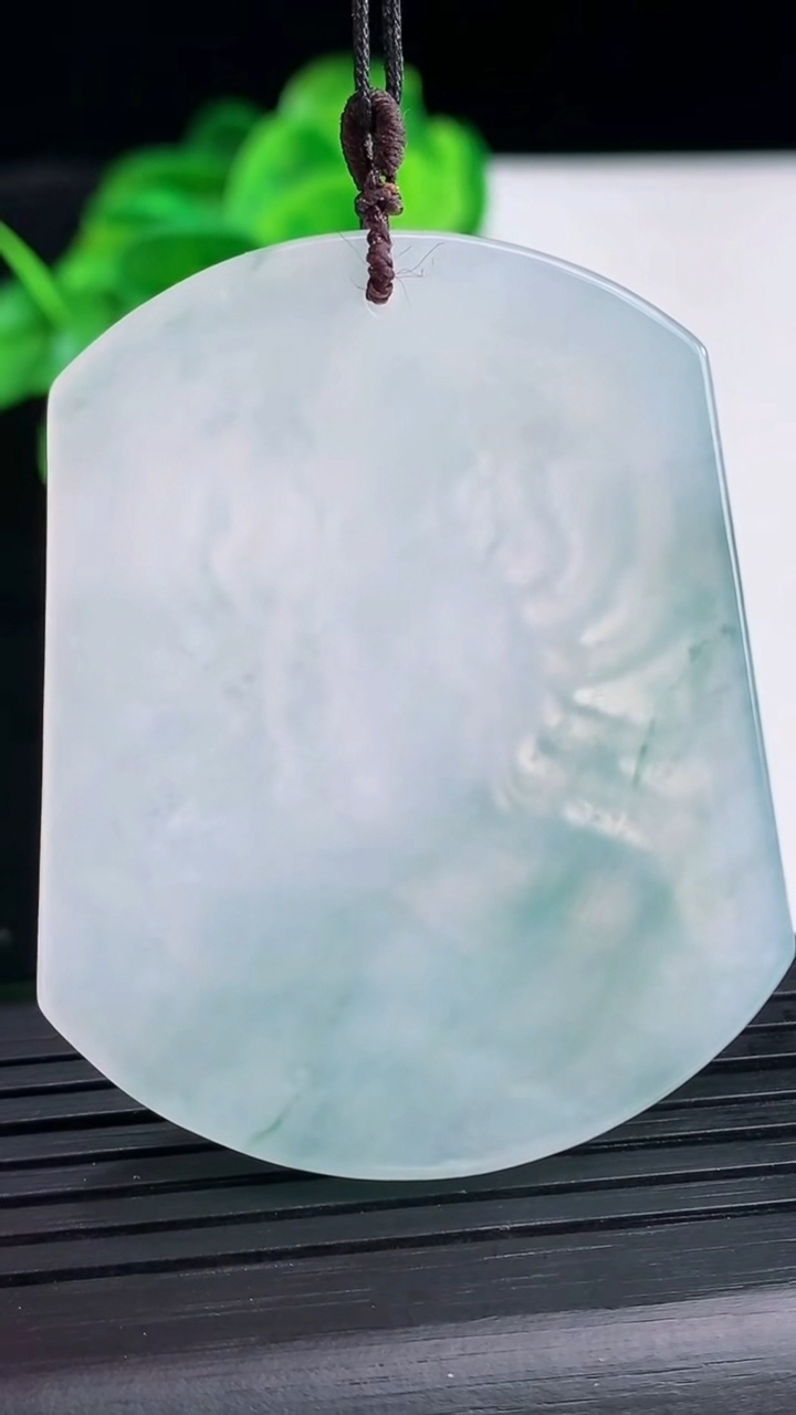 天然A货翡翠飘花千手观音吊坠尺寸51.3-41.2-6重量:27.87g
4月12日