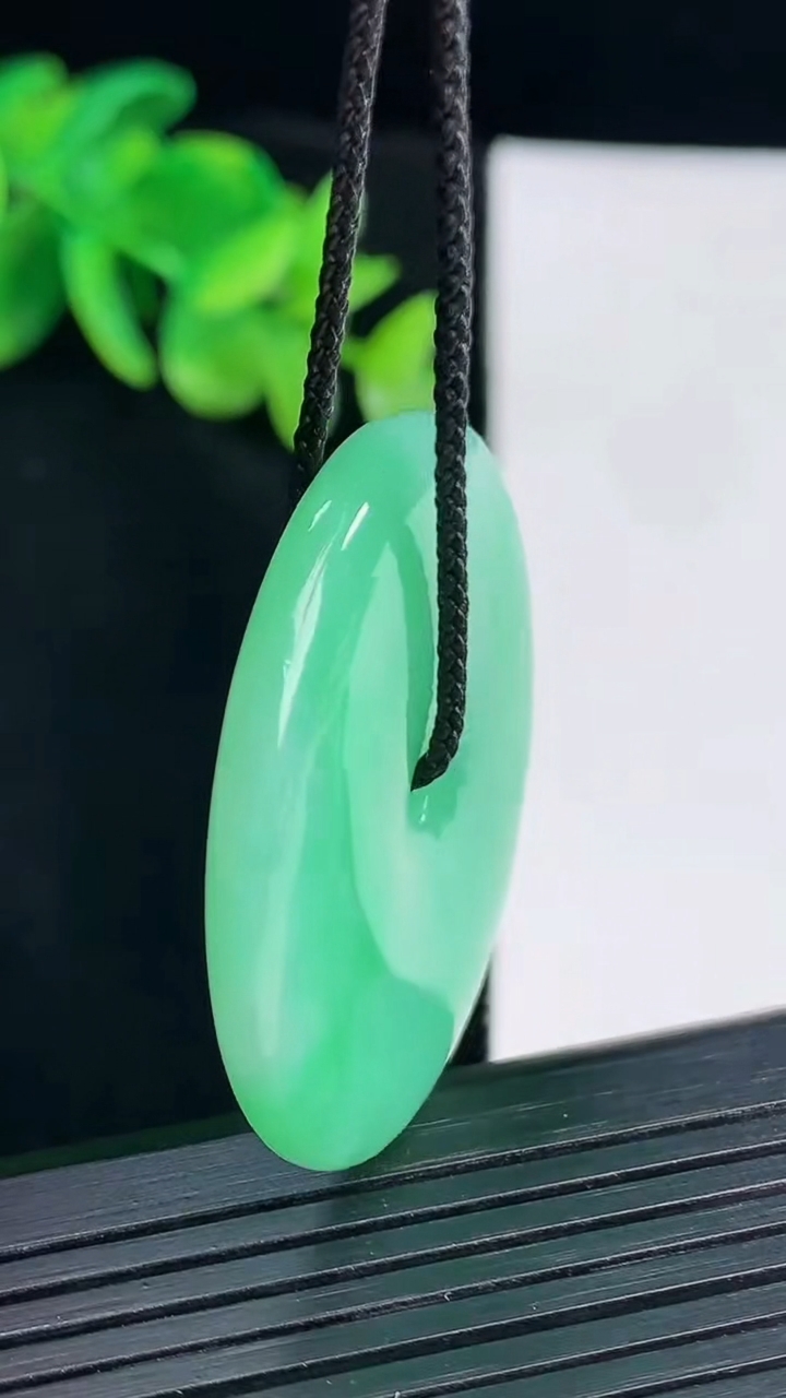 天然A货翡翠平安扣吊坠，尺寸38-6重量:18.95g
4月12日