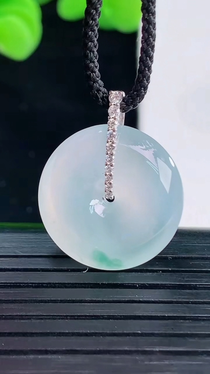 天然A货翡翠种飘花平安扣吊坠尺寸19.1-5.3重量:4.17g
4月12日