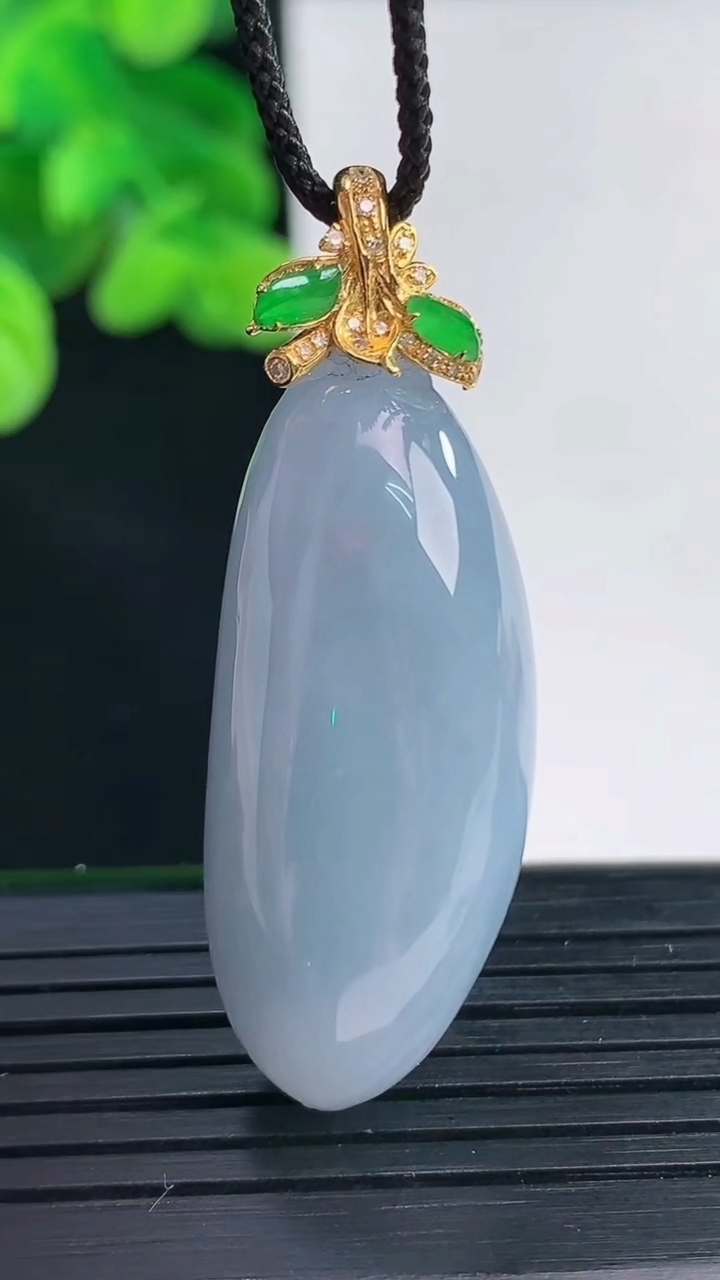 天然A货翡翠18K金紫罗兰福瓜吊坠尺寸45.7-15.4-11.7重量:14.38g
4月12日