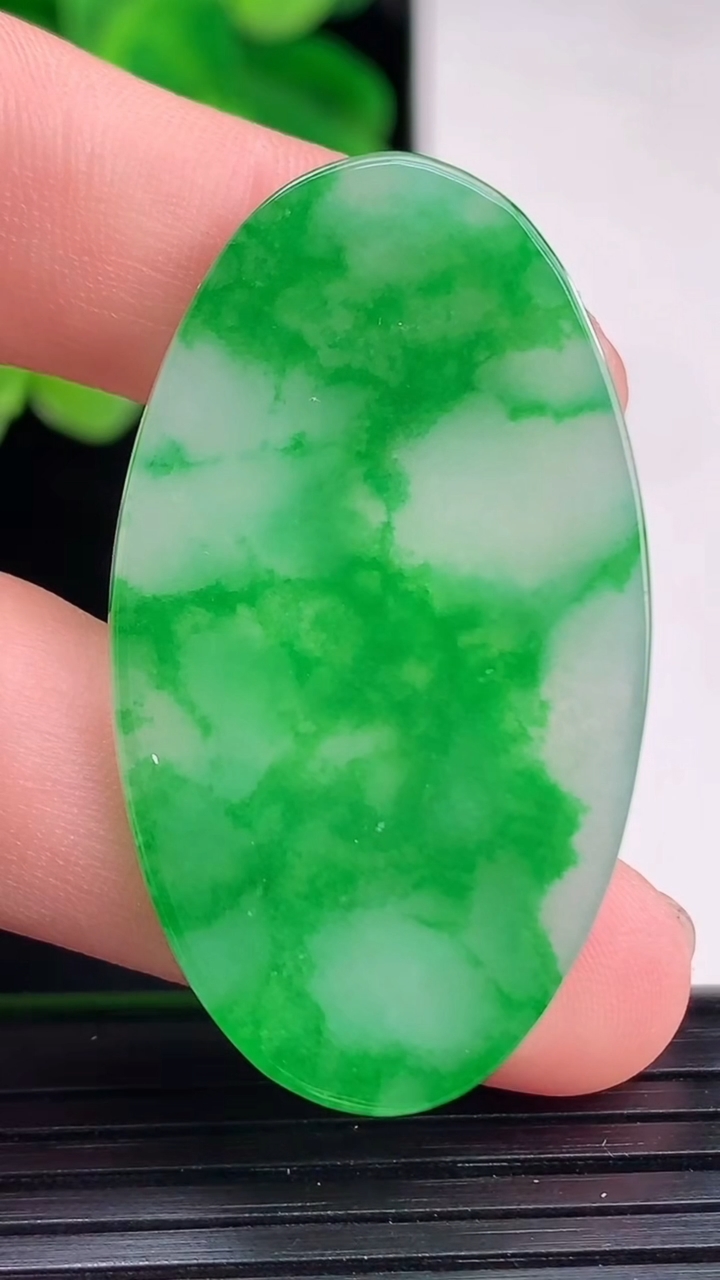 天然A货翡翠无事牌镶嵌件尺寸42.5-24.1-3重量:8.09g
4月12日