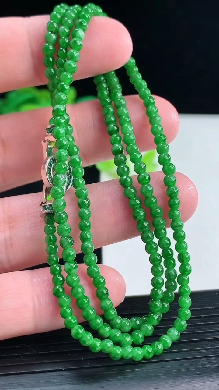 天然A货翡翠圆珠项链，尺寸3.2重量:11.21g4月12日
工厂直销收藏佳品,种好水足，色泽均匀，有种有色，上手高大气！
