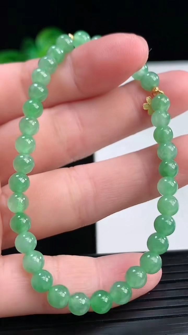 天然A货翡翠圆珠手串尺寸4.6重量:7.76g4月12日
工厂直销收藏佳品,种好水足，色泽均匀，有种有色，上手高大气！