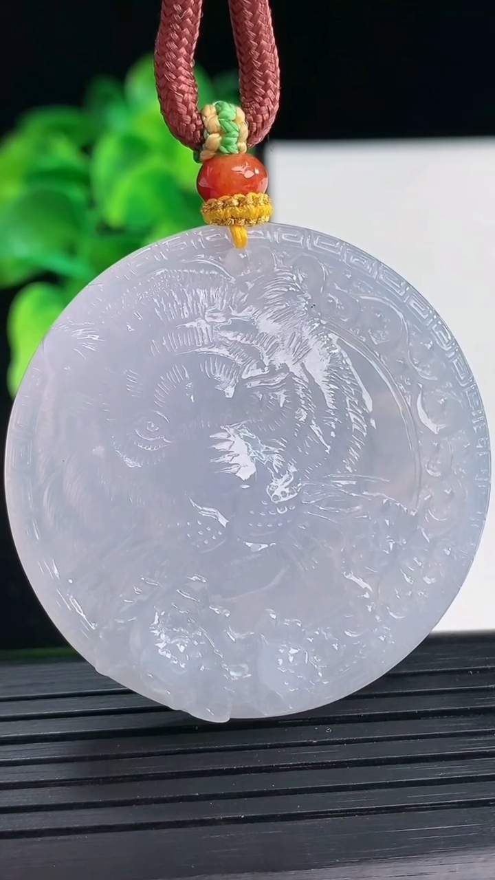 天然A货翡翠紫罗兰生肖虎吊坠尺寸46.1-9.5重量:43.16g
4月12日