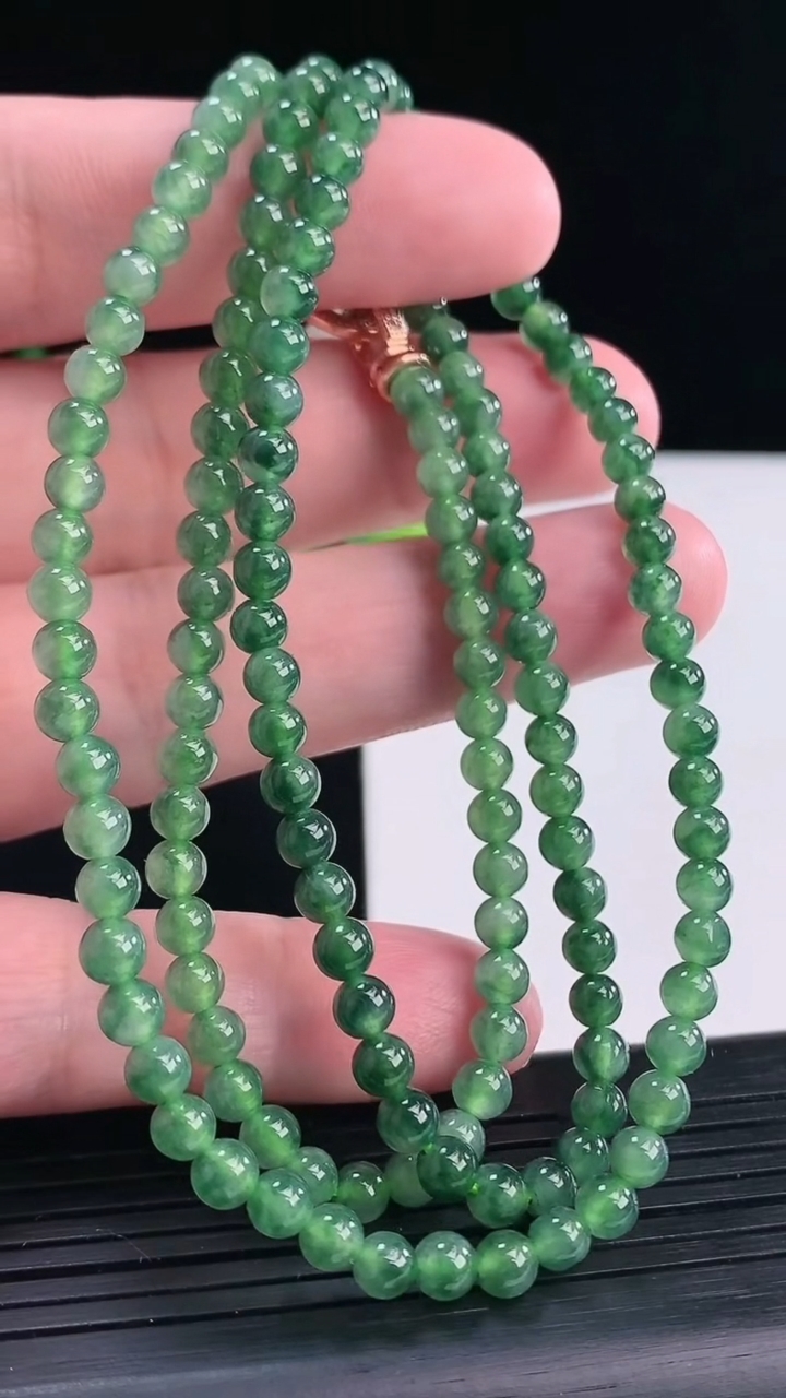 天然A货翡翠圆珠项链，尺寸4.5-148颗重量:23.31g4月12日
工厂直销收藏佳品,种好水足，色泽均匀，有种有色，上手高大气！