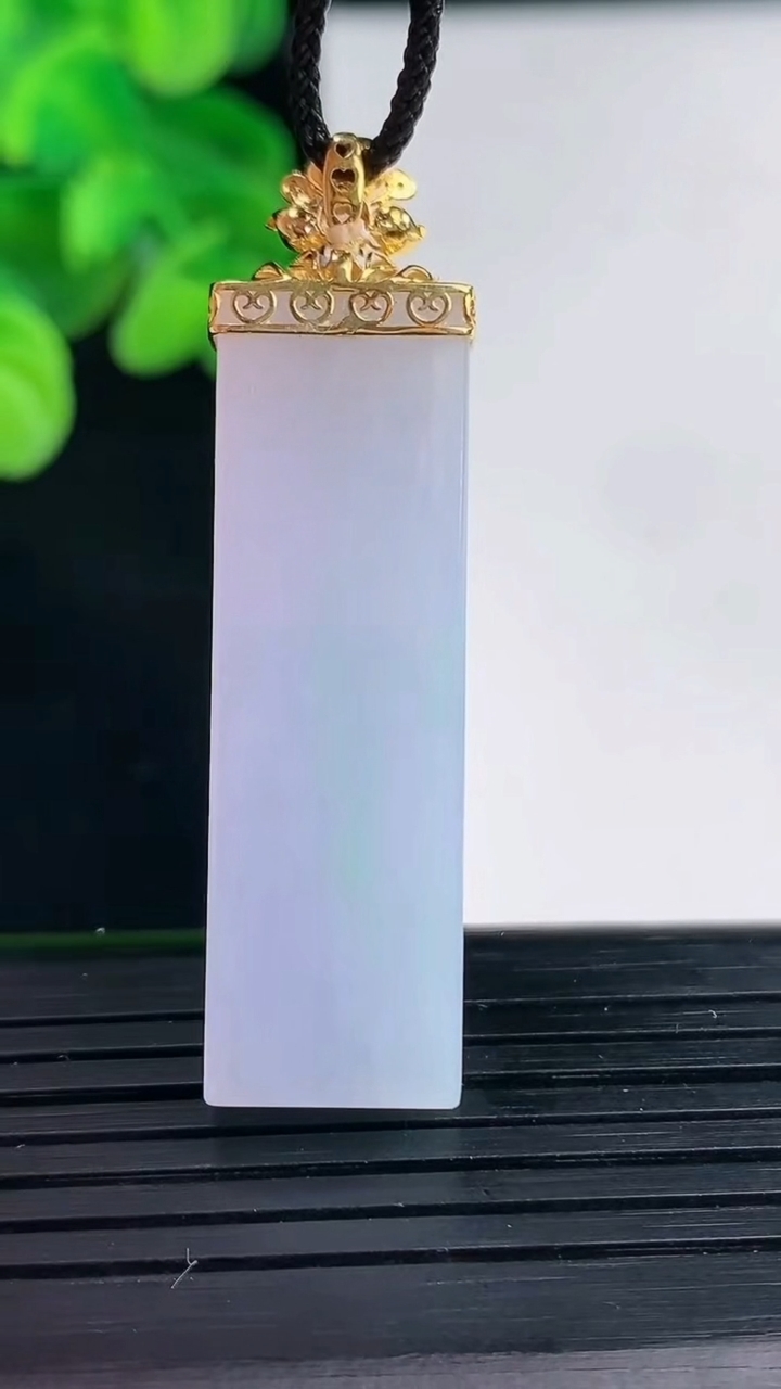 天然A货翡翠18K金春带彩紫罗兰无事牌吊坠尺寸47.6-12.2-6.3重量:10.90g
4月12日