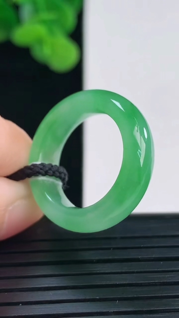 天然A货翡翠指环戒指尺寸16.2-5.7-3.7重量:4.12g2026年4月12日
工厂直销收藏佳