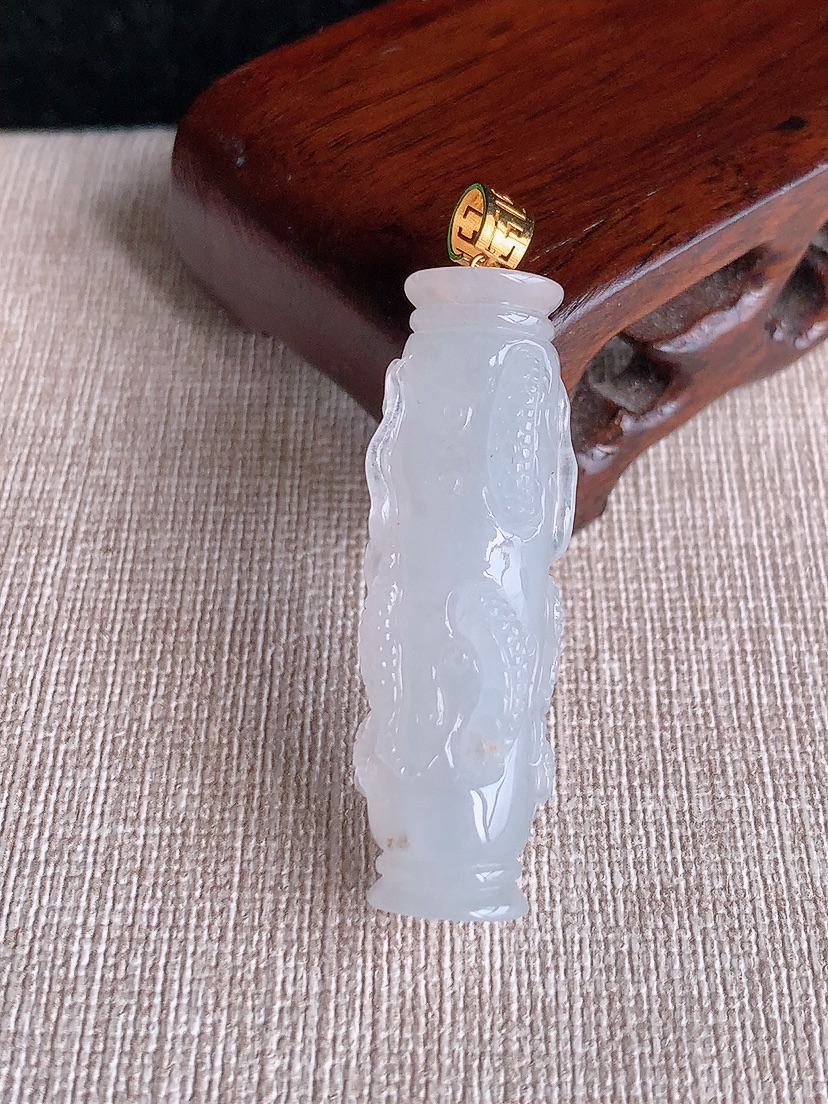 天然A货翡翠18K金扣头白冰白月光龙柱吊坠 
尺寸42.3-13.6-11.6mm 重量13.28g