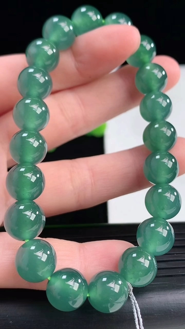 天然A货翡翠蓝水圆珠手串尺寸9.6-20颗重量:33.11g4月12日
工厂直销收藏佳品,种好水足，色泽均匀，有种有色，上手高大气！