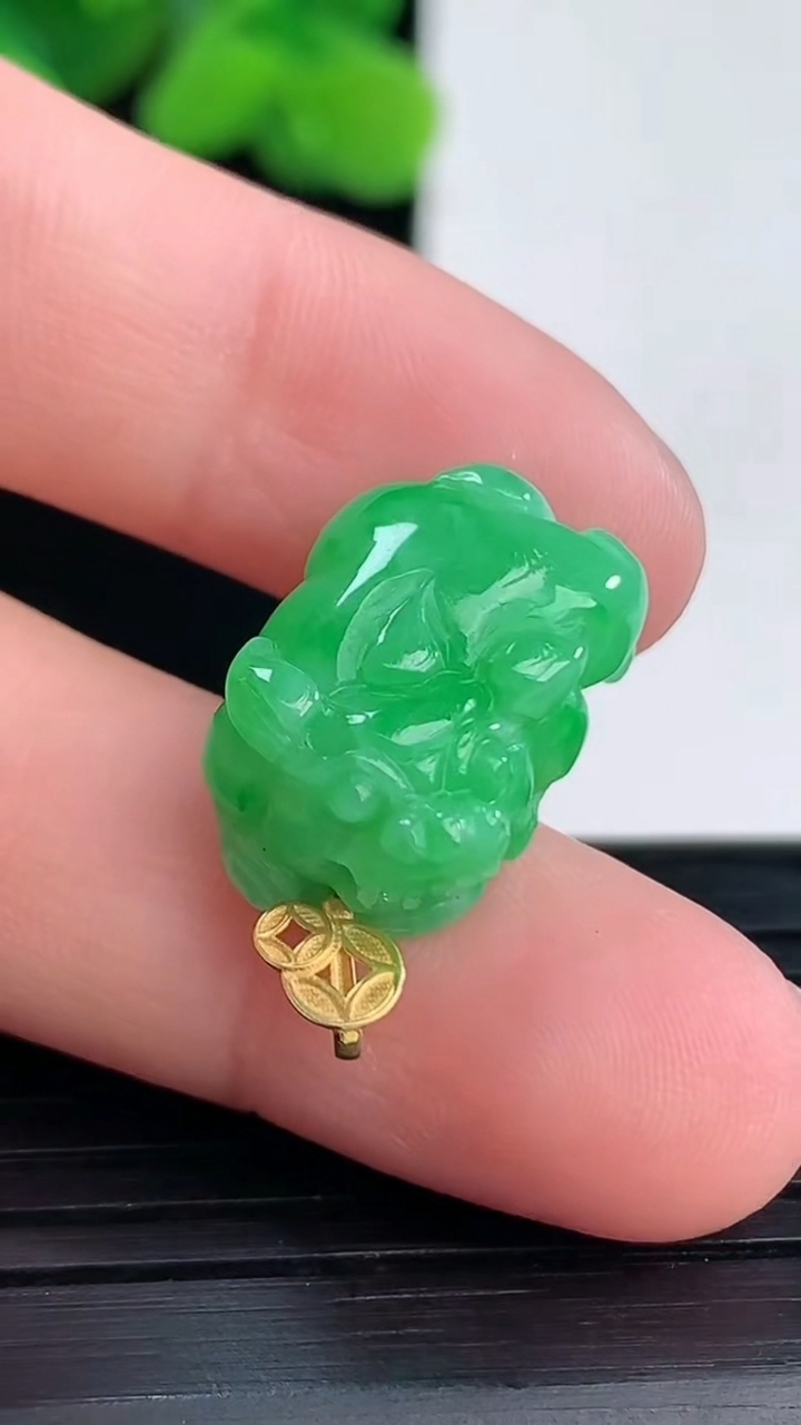 天然A货翡翠貔貅吊坠尺寸18.3-10.5-7.5重量:3.38g
4月12日