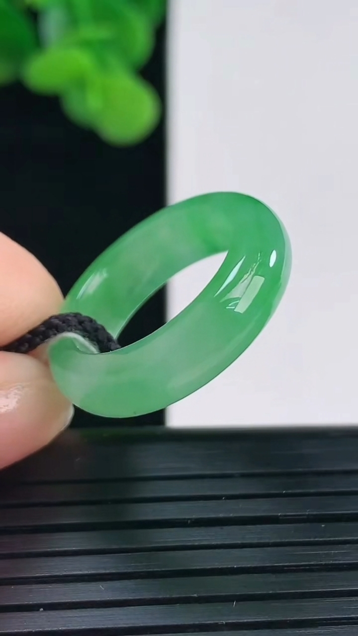 天然A货翡翠指环戒指尺寸16.2-5.7-3.7重量:4.12g2026年4月12日
工厂直销收藏佳品,种好水足，色泽均匀，有种有色，上手高大气！