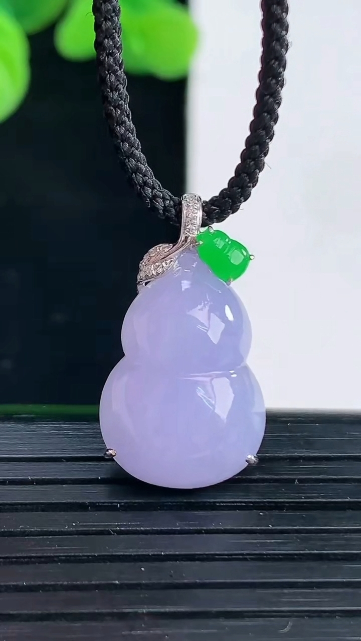 天然A货翡翠18K金紫罗兰葫芦吊坠尺寸23.7-13.3-7重量:3.55g
4月12日