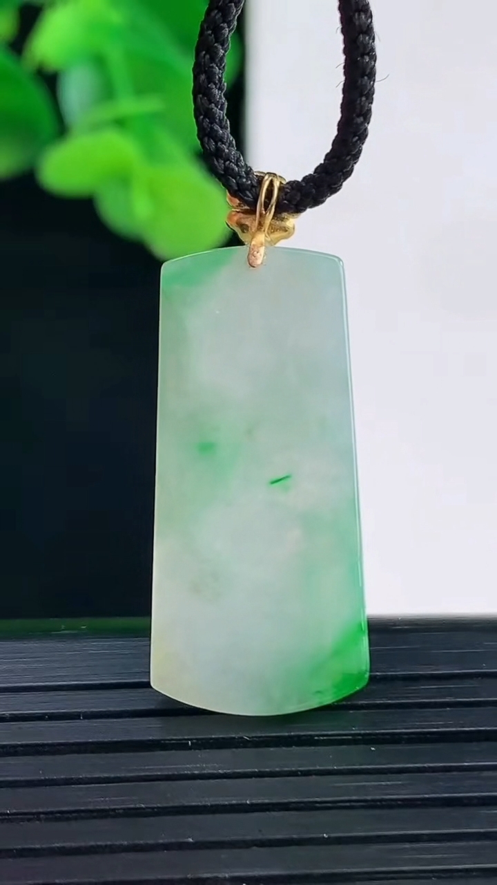 天然A货翡翠无事牌吊坠尺寸34.4-13.7-3.8重量:3.26g
4月12日