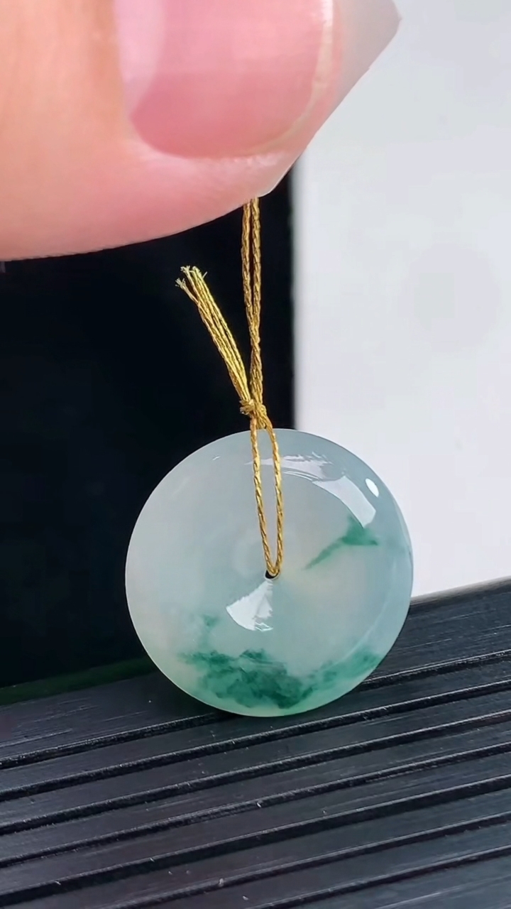 天然A货翡翠飘花平安扣吊坠，尺寸20-5.2重量:4.32g
4月12日