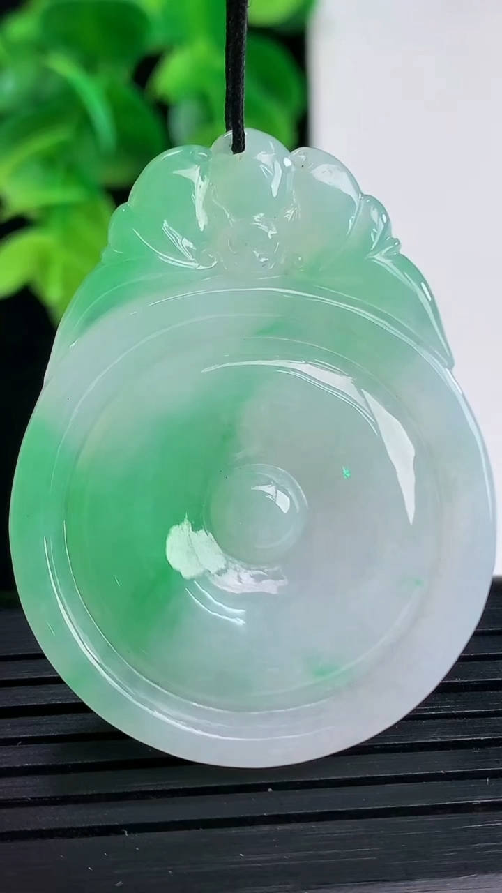 天然A货翡翠福贝吊坠尺寸44.8-34.3-4.1重量:14.22g
4月12日