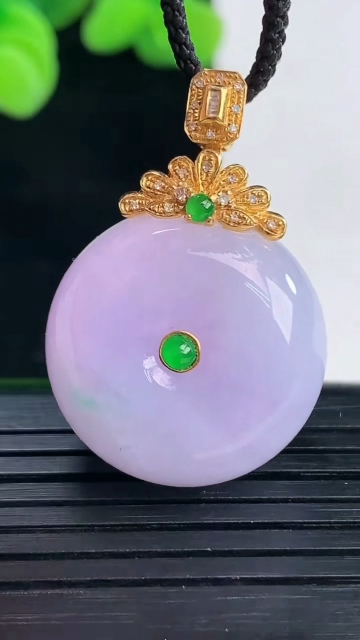 天然A货翡翠18K金紫罗兰平安扣吊坠尺寸32.4-22.1-12.1重量:14.49g
4月12日