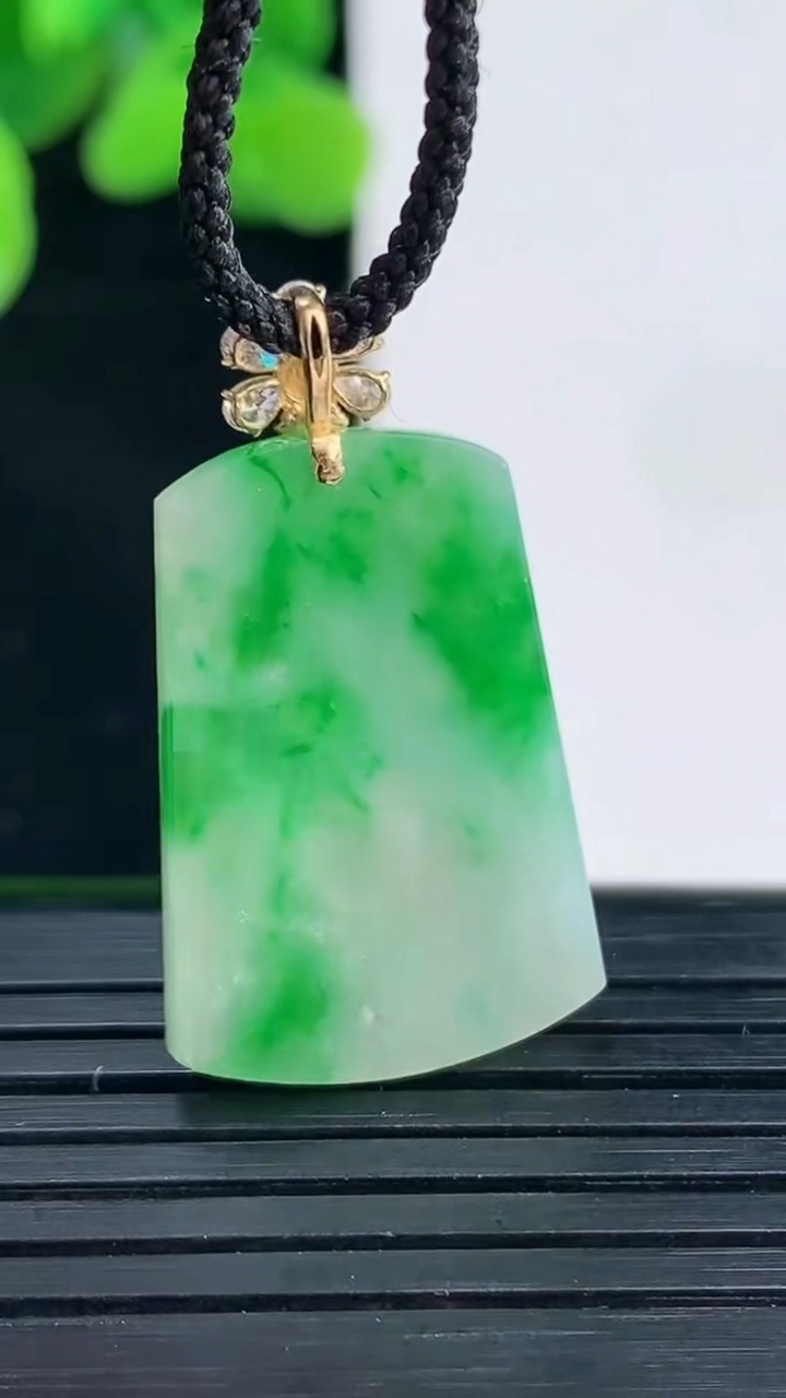 天然A货翡翠无事牌吊坠尺寸31.1-17.4-2.3重量:2.99g
4月12日